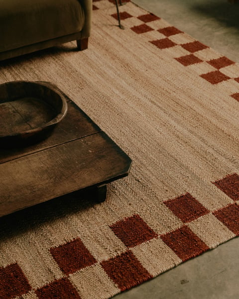 Hand loom , Hand Tufted Jute Border – Red rug